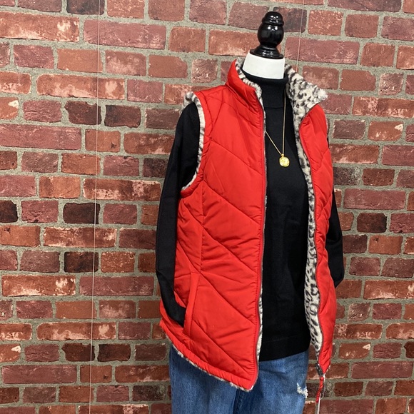 1X Leopard Reversible Sherpa Zip Up Vest - Picture 10 of 17